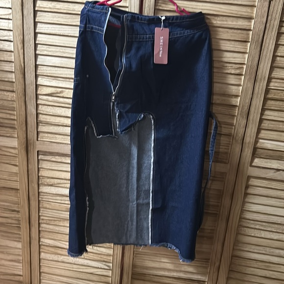 Raw Trim Asymmetrical Hem Denim Skirt - Picture 4 of 8